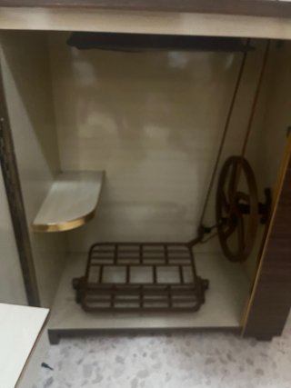 Máquina de coser Alfa antigua con mueble