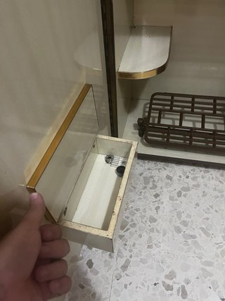 Máquina de coser Alfa antigua con mueble
