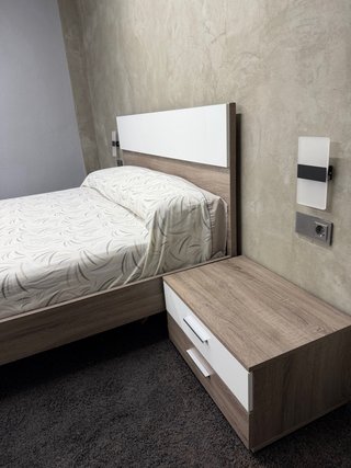 Cama, cabecero colchon y mesitas