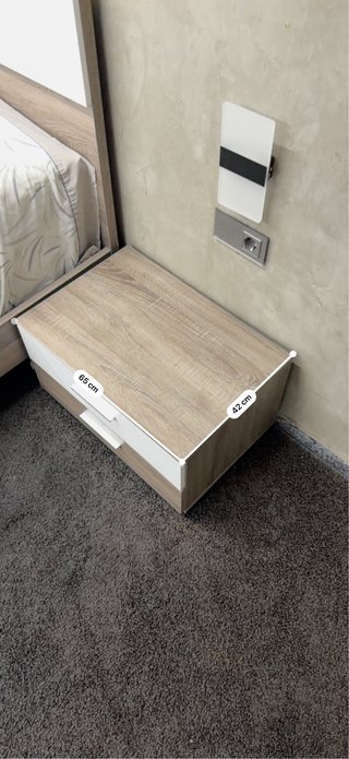 Cama, cabecero colchon y mesitas