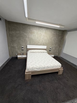 Cama, cabecero colchon y mesitas
