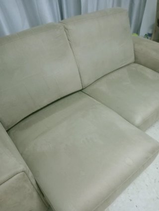 Sofá de tela beige
