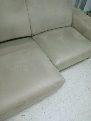 Sofá de tela beige