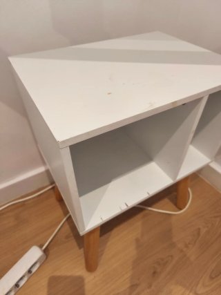 Mesita de noche blanca con patas de madera IKEA