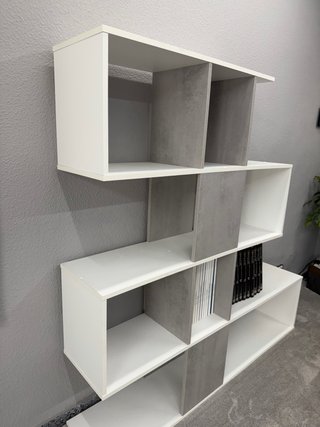 Estantería modular blanca y gris