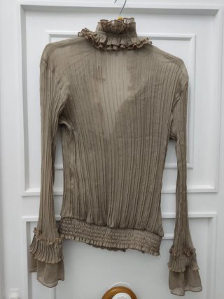 Blusa Plisada Romántica con Volantes - Talla M -
