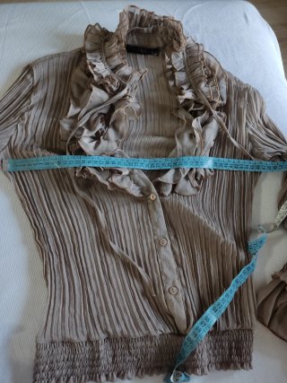 Blusa Plisada Romántica con Volantes - Talla M -