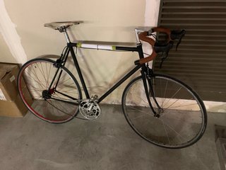 Bicicleta de carrera negra