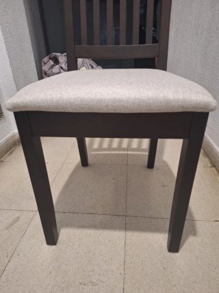 Silla Nåsinge madera y tela beige de IKEA.
