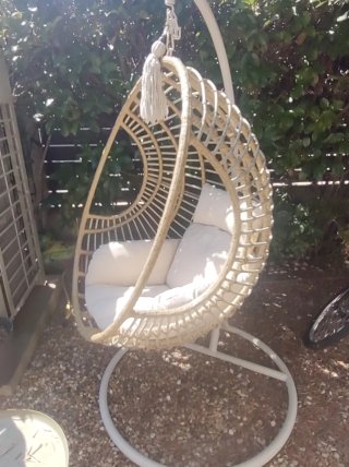 Tumbona colgante beige y blanca