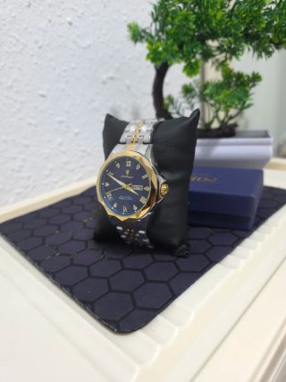 Orologio da polso elegante da uomo in blu e oro
