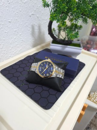 Orologio da polso elegante da uomo in blu e oro