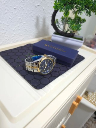 Orologio da polso elegante da uomo in blu e oro