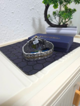 Orologio da polso elegante da uomo in blu e oro
