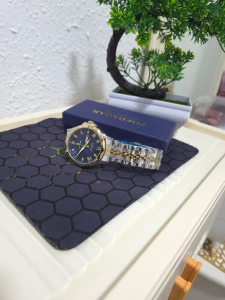 Orologio da polso elegante da uomo in blu e oro