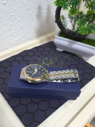 Orologio da polso elegante da uomo in blu e oro