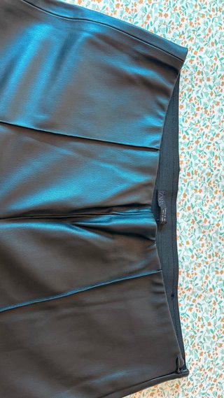 Pantalones negros efecto piel