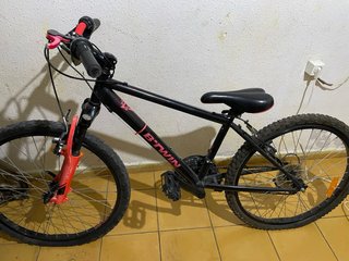 Bicicleta BTWIN Negra hay que hacerle un pinchazo