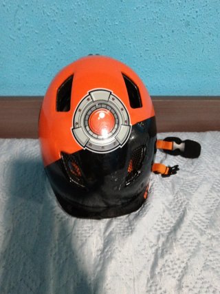 Casco naranja y negro