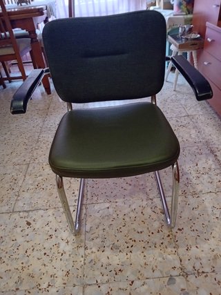 Silla de oficina cromada y tapizada