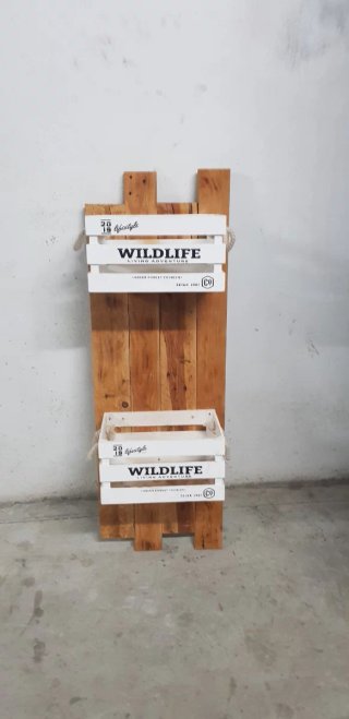 Estantería de madera rústica