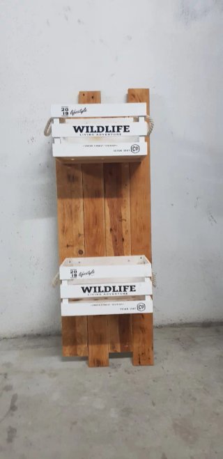 Estantería de madera rústica