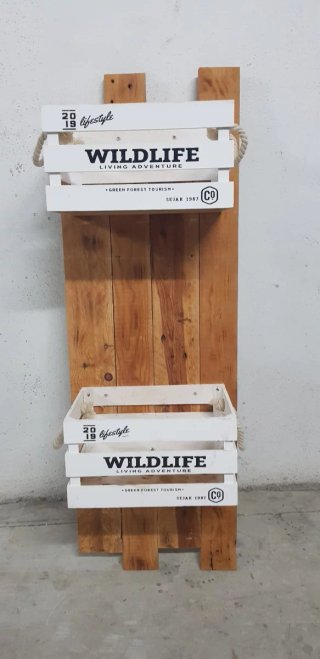 Estantería de madera rústica