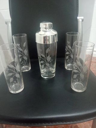 Coctelera y 4 vasos tubo