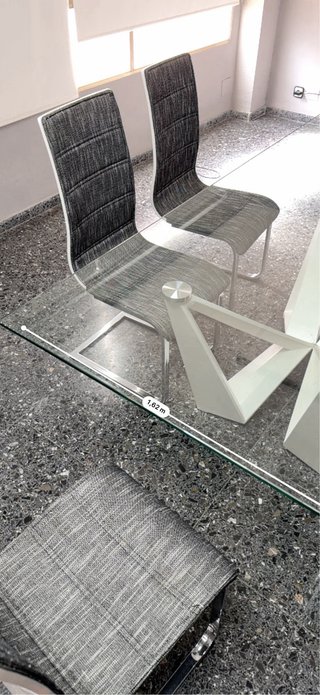 Mesa de cristal y 6 sillas comedor