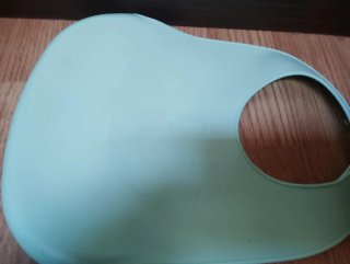 Cucharas aprendizaje bebé y babero silicona.