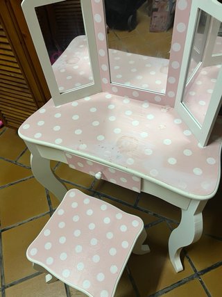Tocador infantil rosa con espejo y taburete