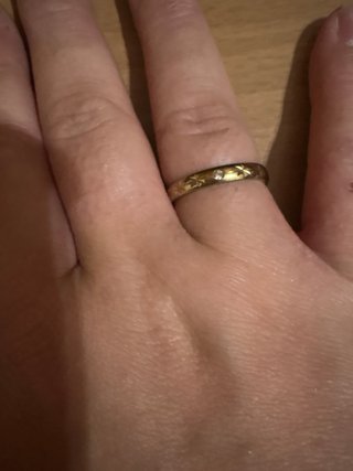 Anello dorato con pietra