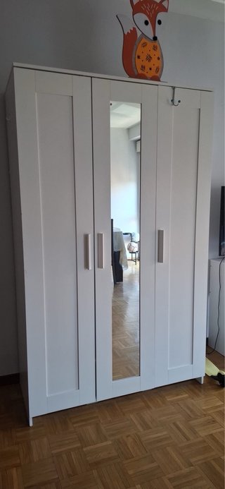 Armario blanco con puertas de cristal