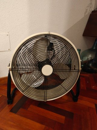 Ventilador estilo industrial beige y negro