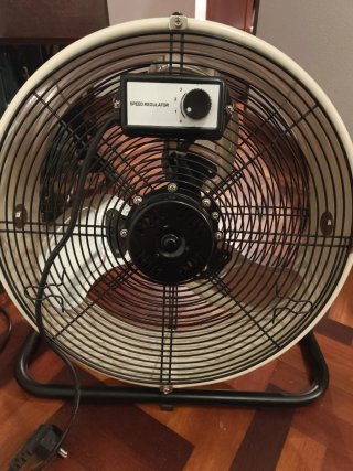 Ventilador estilo industrial beige y negro