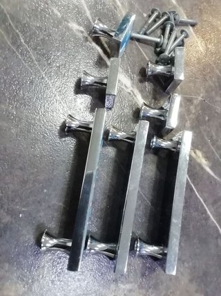 7 Pomos de acero en gamas de azules con tornillos