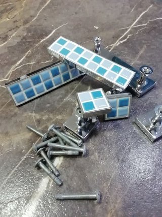 7 Pomos de acero en gamas de azules con tornillos
