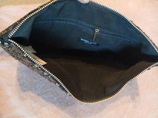 Clutch de lentejuelas doradas de Suite Blanco.