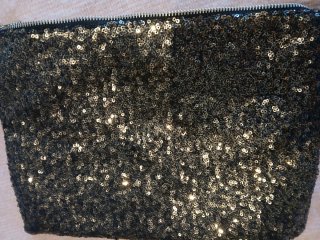 Clutch de lentejuelas doradas de Suite Blanco.