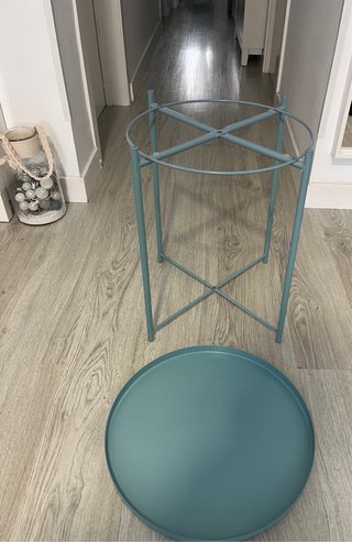Mesa auxiliar redonda azul
