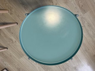 Mesa auxiliar redonda azul