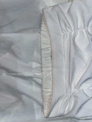Falda blanca abierta