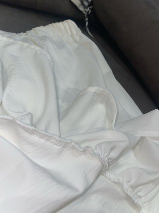 Falda blanca abierta