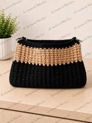Borsa uncinetto beige e nera con catena in acciaio