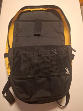 Mochila Superdry Negra y Amarilla