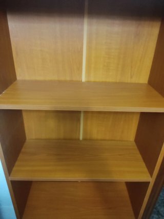 Estantería de madera marrón.