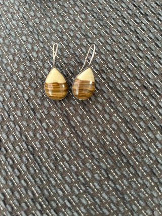 Orecchini artigianali goccia beige e marrone
