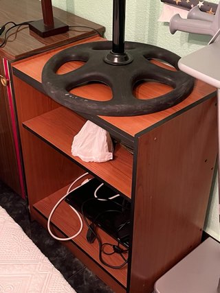 Mecedora de tela y madera Dos mesitas de madera.