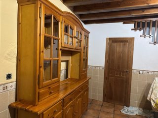 Mueble de pino macizo con trasera para reparar.