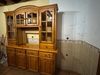 Mueble de pino macizo con trasera para reparar.